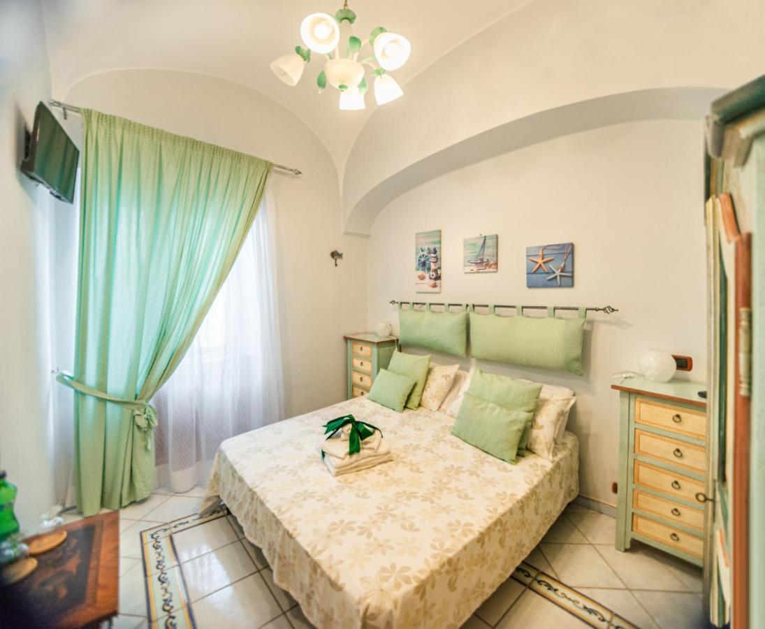 Bed and Breakfast La Finestra Sul Mare Іскія Екстер'єр фото