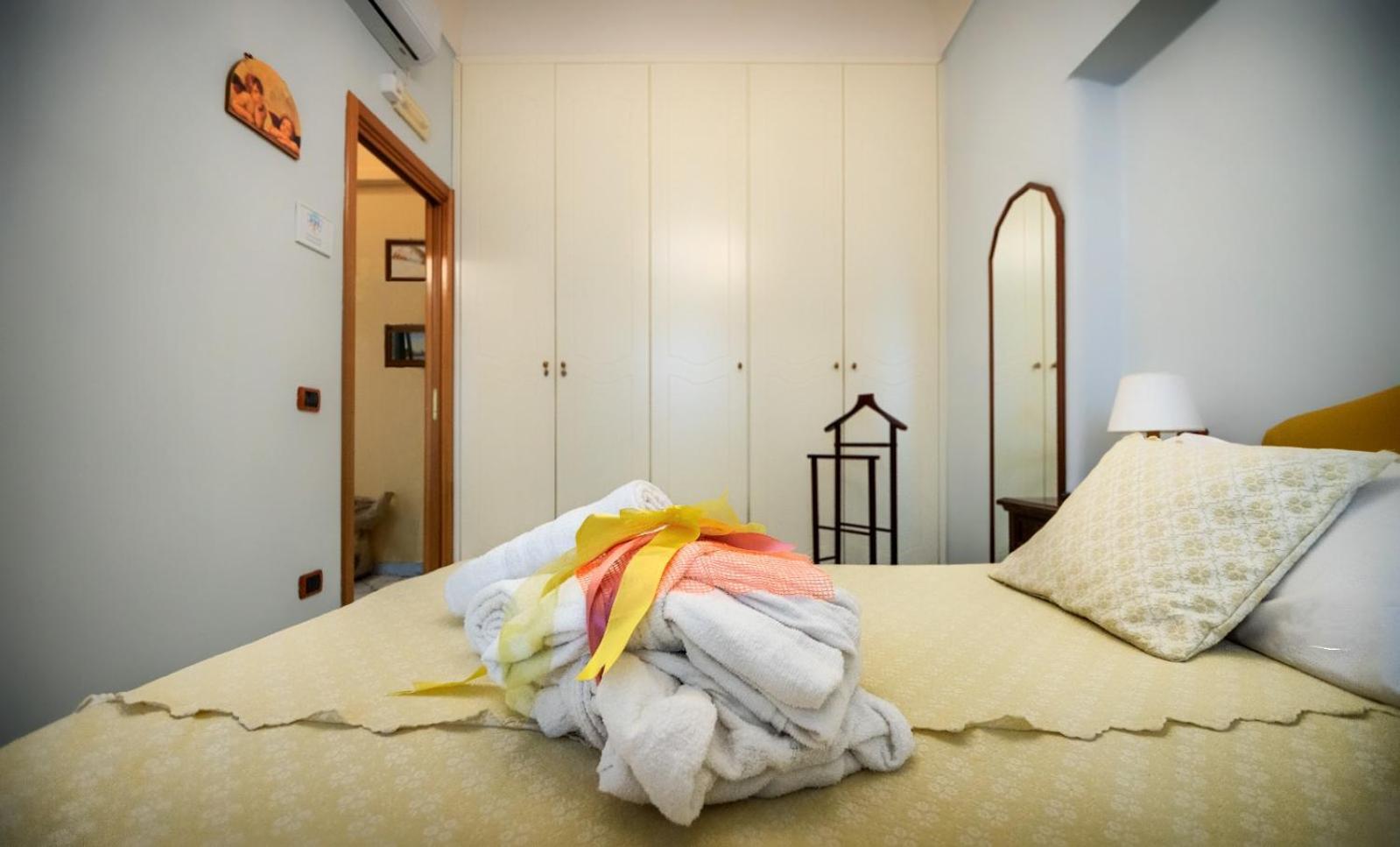 Bed and Breakfast La Finestra Sul Mare Іскія Екстер'єр фото