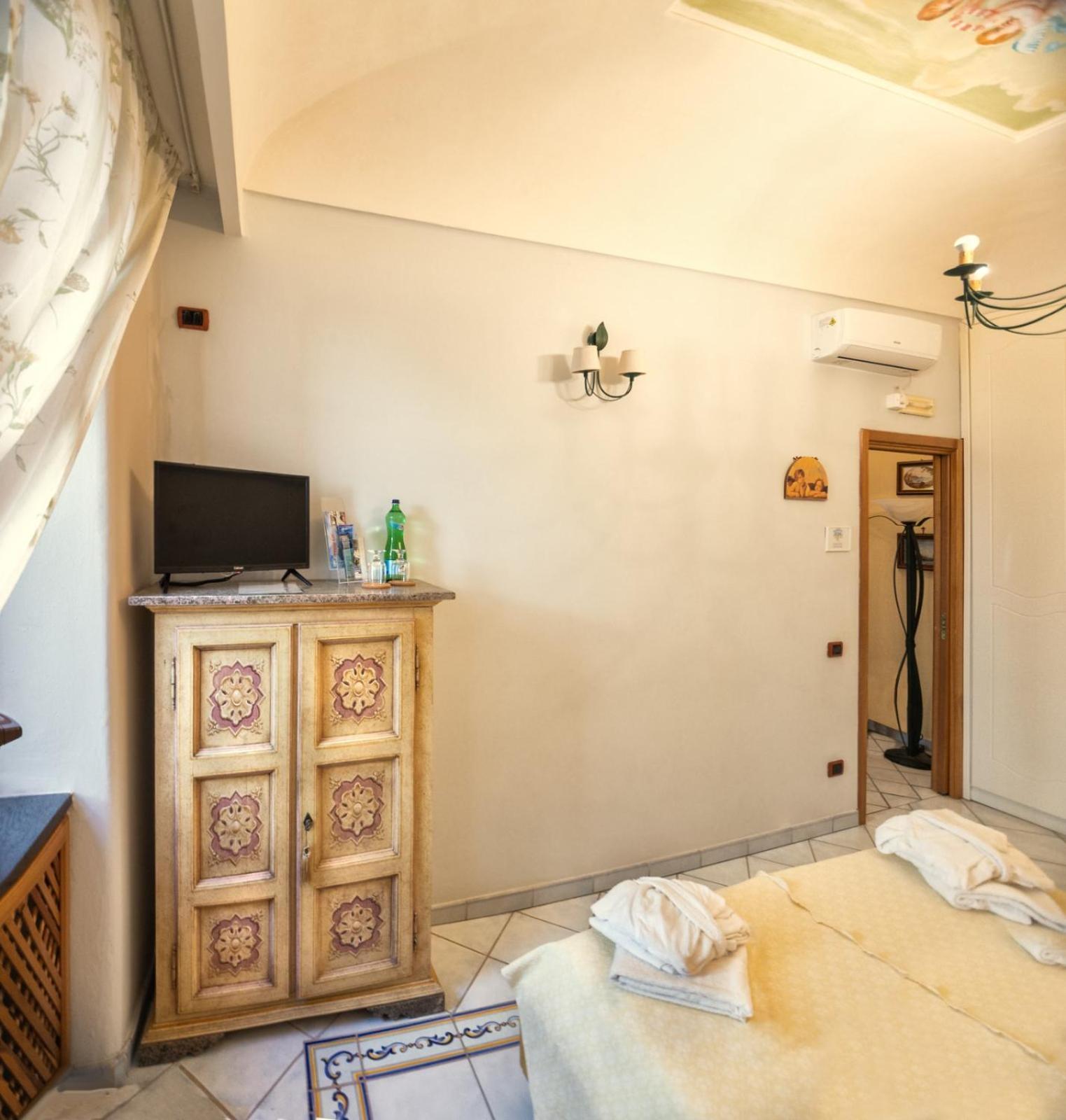 Bed and Breakfast La Finestra Sul Mare Іскія Екстер'єр фото